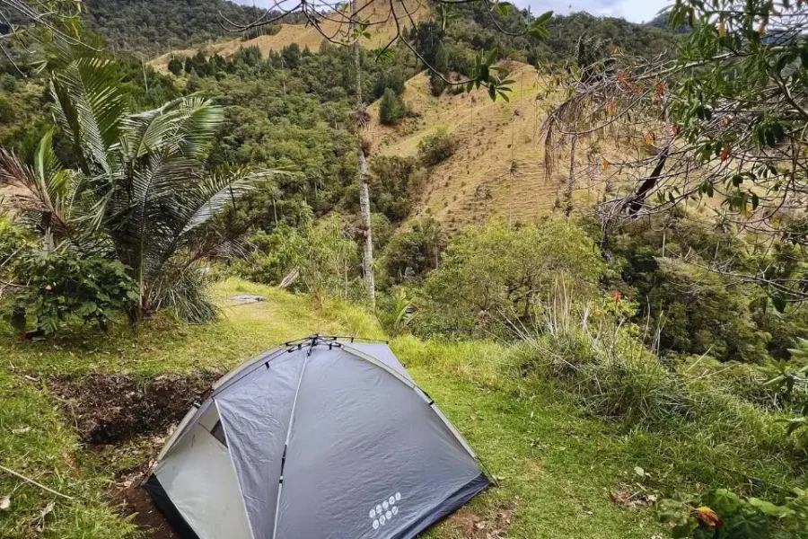 Camping carpa pareja en Hebron valle del cocora