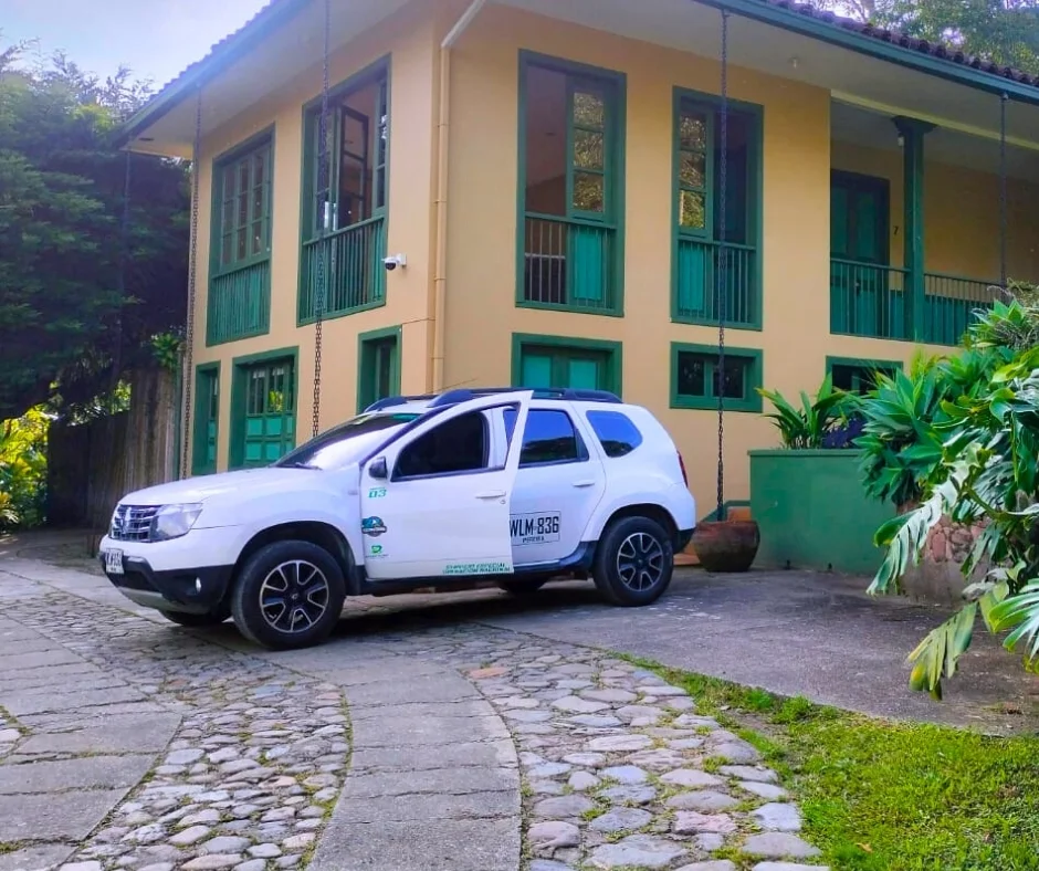 Camioneta Duster Eje Cafetero